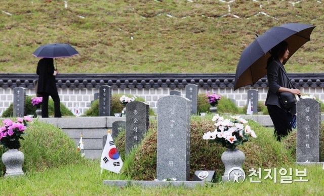 [천지일보=남승우 기자] 18일 광주 국립5.18민주묘지에서 추모객들이 묘역을 둘러보고 있다. ⓒ천지일보 2019.5.18