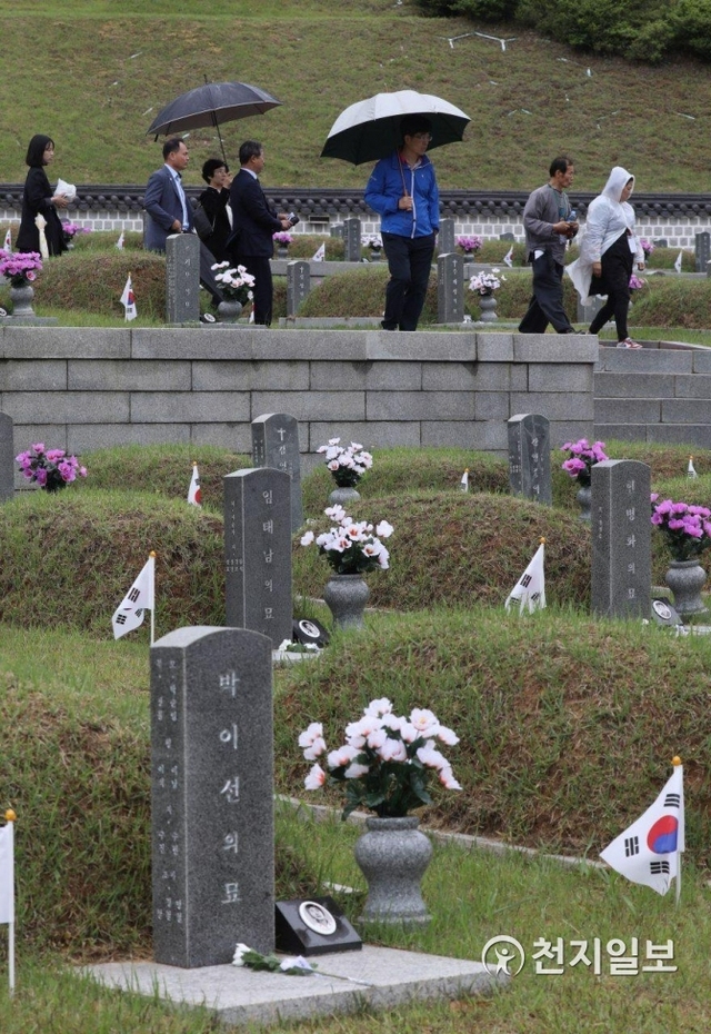 [천지일보=남승우 기자] 18일 광주 국립5.18민주묘지에서 추모객들이 묘역을 찾아 희생자들의 영령을 위로하고 있다. ⓒ천지일보 2019.5.18