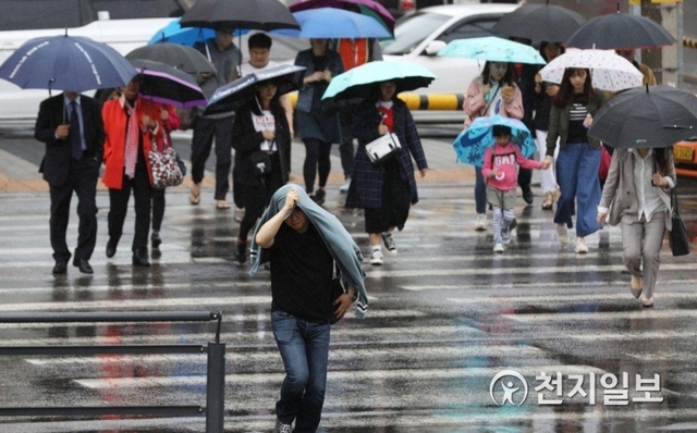 [천지일보=남승우 기자] 비가 내린 19일 오전 서울역버스환승센터에서 시민들이 우산을 쓴 채 발걸음을 재촉하고 있다. ⓒ천지일보 2019.5.19