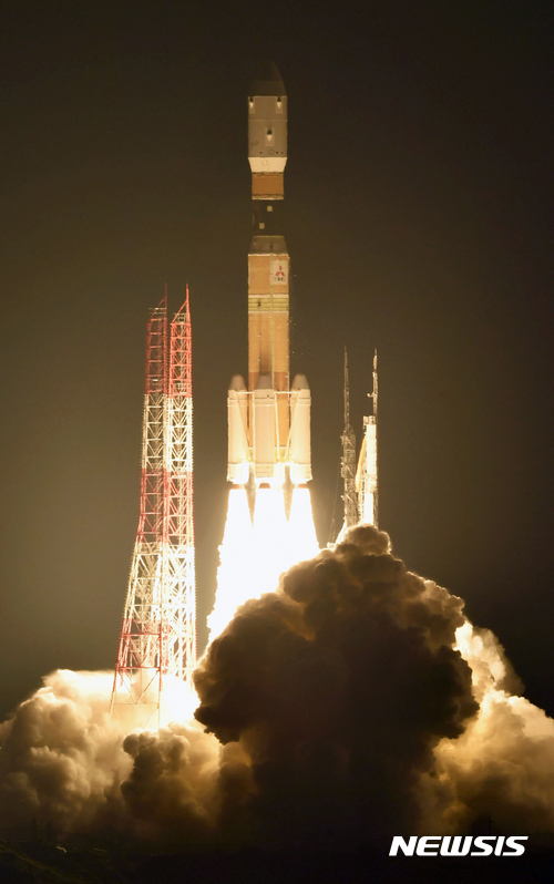 일본이 국제우주정거장(ISS)에 물자를 수송하는 무인보급선 '고노토리'를 탑재한 H2B 로켓을 가고시마현 다네가시마(種子島) 우주센터에서 발사하고 있다. (출처: 뉴시스)