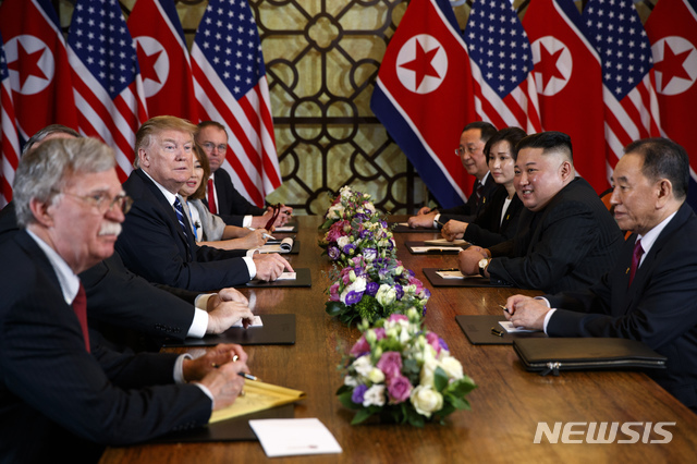 도널드 트럼프 미국 대통령이 지난 2월 하노이 회담에서 김정은 북한 국무위원장에게 핵시설 5곳을 해체를 요구했지만 받아들이지 않았다고 주장했다. 사진은 하노이 북미정상회담 당시 확대 양장 회담을 하고 있는 트럼프 대통령(왼쪽 가운데)과 김 위원장(오른쪽 가운데). (출처: 뉴시스)