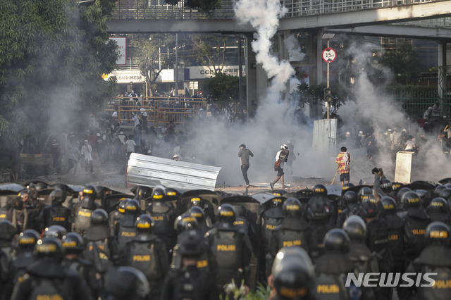 지난 17일(이하 현지시간) 치러진 인도네시아 대선에서 패배한 프라보워 수비안토의 지지자들이 22일 수도 자카르타에서 시위를 벌이며 경찰과 충돌하고 있다. (출처: 뉴시스)