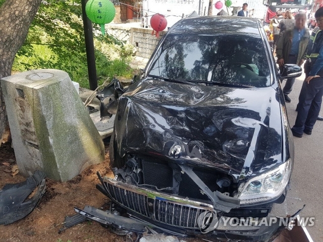 석탄일 양산통도사 교통사고로 파손된 승용차 (출처: 연합뉴스)