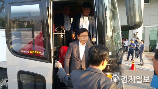 [천지일보 원주=이현복 기자] 자유한국당 황교안 대표가 전국을 돌며 민생투어를 하고 있는 가운데 23일 오후 강원도 원주 의료기기종하지원센터를 방문 투어버스에서 하차하고 있다. ⓒ천지일보 2019.5.23