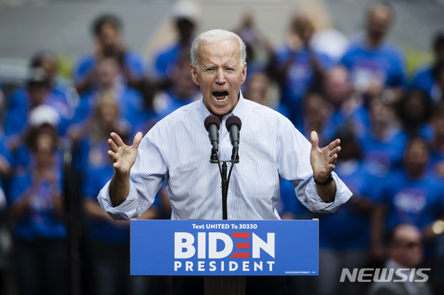 민주당의 유력 대선 후보인 조 바이든 전 부통령이 18일(현지시간) 첫 공식 유세에 나섰다(출처: 뉴시스)