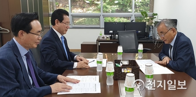 김영록 전남도지사가 24일 최정표 한국개발연구원장을 만나 지역 현안에 대해 면담하고 있다. (제공: 전라남도청) ⓒ천지일보 2019.5.24