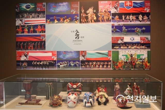 흥타령관 국제춤대회 자료 전시 모습 ⓒ천지일보 2019.5.25
