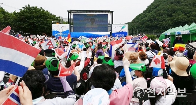 순천 동천천변공원에서 열린 행사에는 3000여명이 모여 평화의 답인 ‘DPCW’를 지지해줄 것을 호소하고 있다. (제공: HWPL 순천지부) ⓒ천지일보 2019.5.25