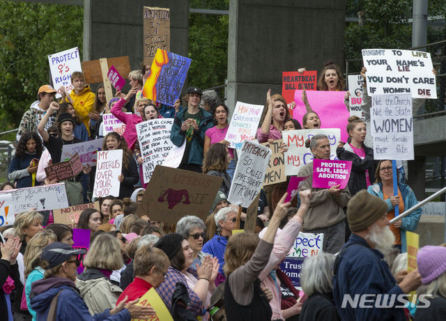 미 전역에서 낙태 금지법에 반대하는 시위가 벌어져 21일(현지시간) 미 오리건주 유진의 연방법원 계단에서 시위대가 낙태 제한에 반대하는 시위를 하고 있다(출처: 뉴시스)