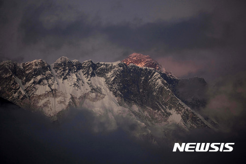 네팔의 눕체 봉 뒤로 히말라야 최고봉 에베레스트 산이 해가 지면서 마지막 햇빛을 받고 있다(출처: 뉴시스)