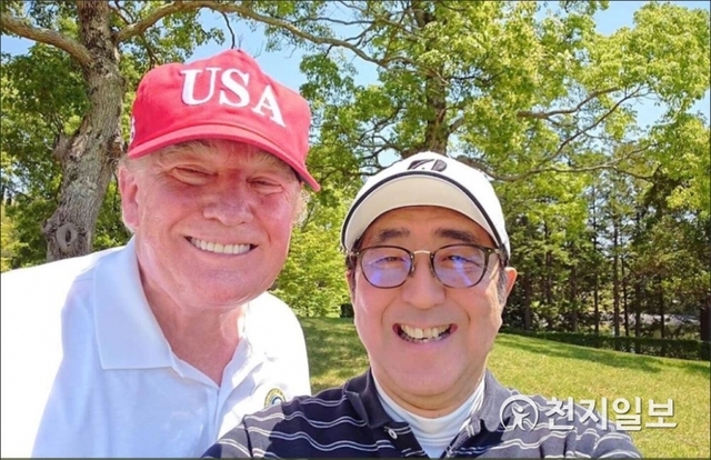 트럼프 대통령이 골프를 마친 후 셀카로 아베 총리와 기념사진을 촬영하고 있다. (출처: 도널드 트럼프 대통령 트위터) ⓒ천지일보 2019.5.26