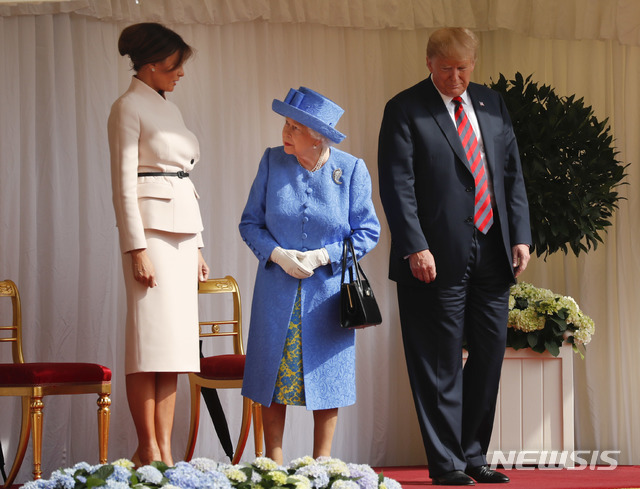 영국 엘리자베스 2세 여왕, 핸드백 바닥에 내려놓는 건 무슨 뜻? (출처: 뉴시스)