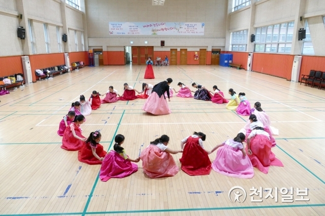 지난 11일 수원영동초등학교 전통문화예술어울림꿈의학교에서 꿈의 학교에 참여한 학생들이 강강술래를 학습을 하고 있다.ⓒ천지일보 2019.5.27