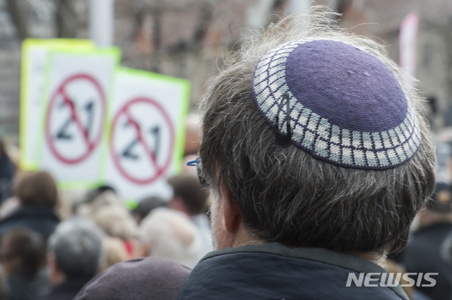 14일(현지시간) 캐나다 퀘벡주 몬트리올에서 퀘벡주가 상정한 법안 '빌 21'에 반대하는 시위가 열린 가운데 '키파'를 쓴 한 유대인이 시위에 참여하고 있다. 사회에 대한 종교적 영향력 제거를 표방하는 이른바 '세속주의' 법안인 '빌 21'이 통과되면 교사, 경찰관, 판사 등 공직에 있는 사람들은 근무 중 어떠한 종교적 의상이나 상징물도 착용할 수 없게 된다. (출처: AP/뉴시스)