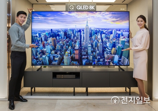 삼성전자가 지난 26일 미국‧유럽에 이어 한국 시장에 2019년형 QLED 8K 98형을 본격적으로 판매한다고 27일 밝혔다. 이로써 삼성전자는 98형에서 65형까지 풀 라인업을 구축하고 초대형∙초프리미엄 시장 공략을 가속화한다는 계획이다. (제공: 삼성전자) ⓒ천지일보 2019.5.27