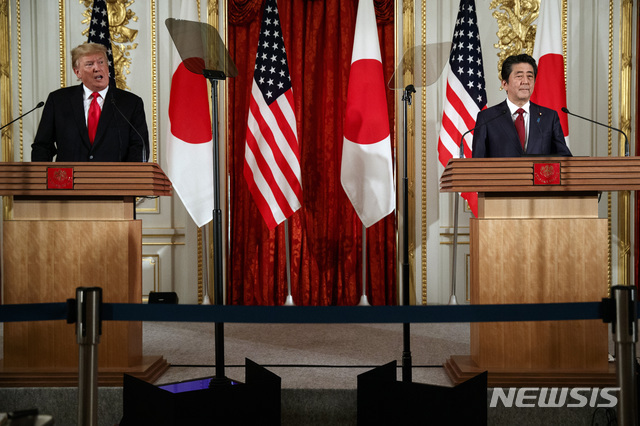 도널드 트럼프 미국 대통령과 아베 신조 일본 총리가 27일 도쿄 영빈관에서 회담 후 공동기자회견을 갖고 있다. (출처: 뉴시스)