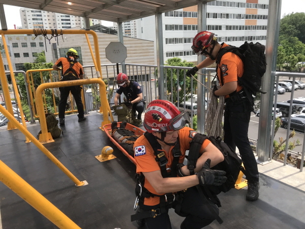 구조대원들이 구조 팀 전술을 위한 훈련을 하고 있다. (제공: 서울 중부소방서) ⓒ천지일보