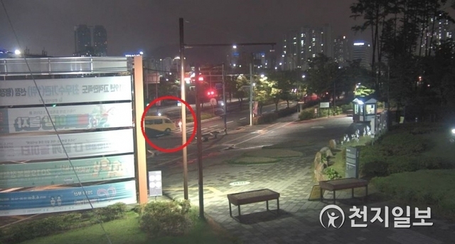 지난 27일 오후 11시 20분께 부산 부산진구 범전동 시민공원 남문 앞 교차로에서 A(81, 남)씨가 몰던 승합차가 B(52, 여)씨를 충돌하는 사고가 발생했다. (제공: 부산경찰청) ⓒ천지일보 2019.5.28