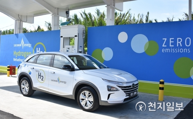 현대자동차가 27일 오후(현지시간) 말레이시아 동부 사라왁주(州) 쿠칭에서 열린 동남아시아의 첫 수소충전소 개소식에서 사라왁주의 에너지 공기업 ‘사라왁 에너지(Sarawak Energy Berhad)’에 넥쏘 2대를 전달했다고 28일 밝혔다. (제공: 현대자동차) ⓒ천지일보 2019.5.28