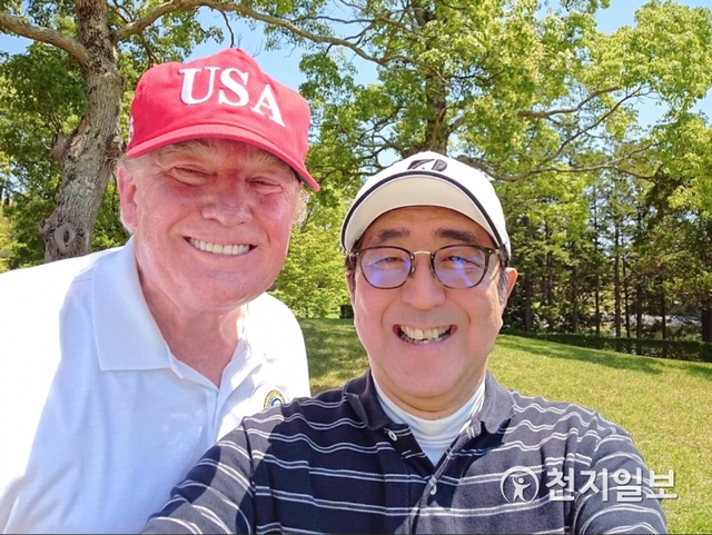 도널드 트럼프 미국 대통령(왼쪽)과 아베 일본 총리가 지난 26일 일본 수도권 지바현 모바라시의 골프장에서 골프 라운드를 한 뒤 기념촬영을 하고 있다. (출처: 아베 신조 일본 총리 트위터) ⓒ천지일보 2019.5.28