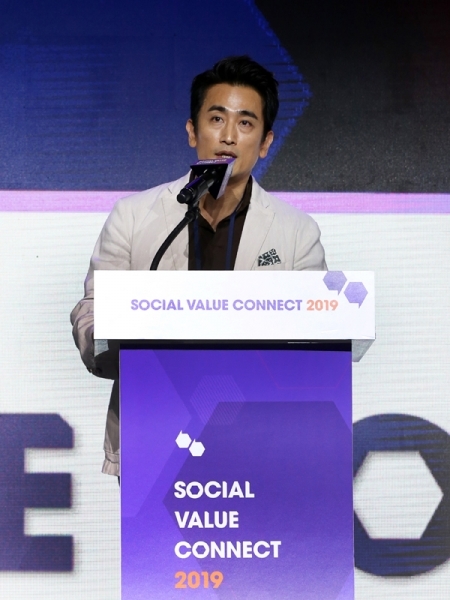 28일 오전 서울 광장동 그랜드워커힐 호텔에서 사회적 가치를 주제로 열린 국내 첫 민간축제 ‘소셜밸류커넥트 2019(Social Value Connect 2019, SOVAC)’에서 배우 차인표씨가 사회적 가치 창출 성과를 소개하고 있다. (제공: SK)