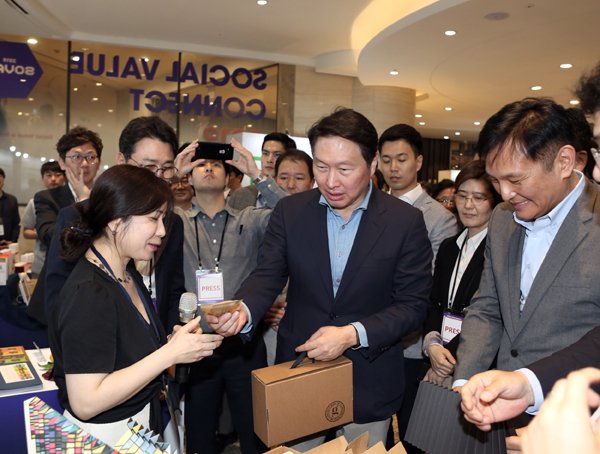28일 서울 광장동 그랜드워커힐 호텔에서 사회적 가치를 주제로 열린 국내 첫 민간축제 '소셜밸류커넥트 2019(Social Value Connect 2019, SOVAC)'에서 참석자들이 사회적 기업 상품 전시 부스를 둘러보고 있다. (제공: SK)