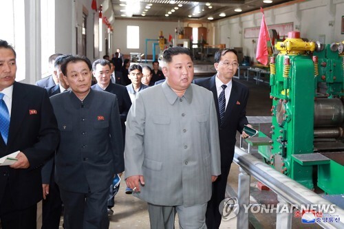 김정은 북한 국무위원장이 강계트랙터 종합공장을 시찰했다고 조선중앙통신이 1일 보도했다. (출처: 연합뉴스)