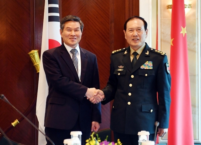 정경두 국방부 장관과 웨이펑허(魏鳳和) 중국 국무위원 겸 국방부장(장관)은 1일 싱가포르에서 한중 국방장관 회담을 열고 양국의 ‘전략적 소통’ 등을 강화해 나가기로 했다. 회담은 지난해 10월 이후 7개월 만에 열렸다. 아시아안보회의 참석을 위해 싱가포르를 방문 중인 두 장관은 이날 샹그릴라호텔에서 양자 회담을 갖고 한반도를 포함한 지역 안보정세, 양국 간 국방교류협력 등 공동 관심사를 논의했다. (제공: 국방부) ⓒ천지일보 2019.6.3