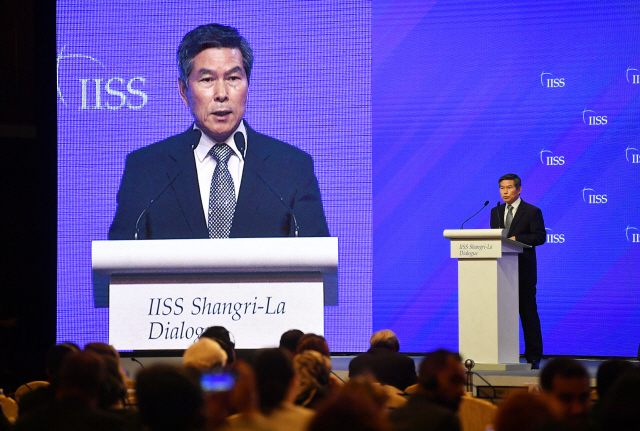 정경두 국방부 장관이 1일 싱가포르에서 열린 제18차 아시아안보회의에서 ‘한반도 안보와 다음 단계’를 주제로 본회의 연설을 하고 있다. (제공: 국방부) ⓒ천지일보 2019.6.2
