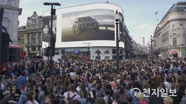 현대자동차가 방탄소년단의 영국 웸블리 스타디움 콘서트를 하루 앞둔 지난달 31일(현지시간) 영국 런던의 중심 피카딜리 서커스 전광판에 팬 메시지 영상을 상영했다고 2일 밝혔다. (제공: 현대자동차) ⓒ천지일보 2019.6.2