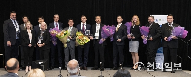 한국전력이 지난 29일 캐나다 밴쿠버에서 열린 국제 스마트그리드 기술 경진대회 ‘ISGAN Award of Excellence’에서 ‘오픈 마이크로그리드 사업’으로 대상(Winner)을 수상받고 있다. (제공: 한국전력) ⓒ천지일보 2019.6.2