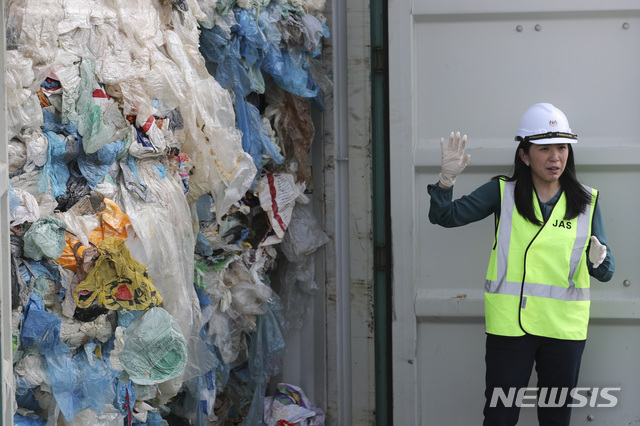 여비인 말레이시아 환경장관이 28일 포트 클랑에서 재활용이 불가능한 밀수 쓰레기들이 들어있는 컨테이너를 열어 보이고 있다. 그는 말레이시아가 부자 나라의 쓰레기 하치장이 되지 않을 것이라며, 쓰레기 3000t을 원래 국가로 돌려보내겠다고 밝혔다. (출처: 뉴시스)
