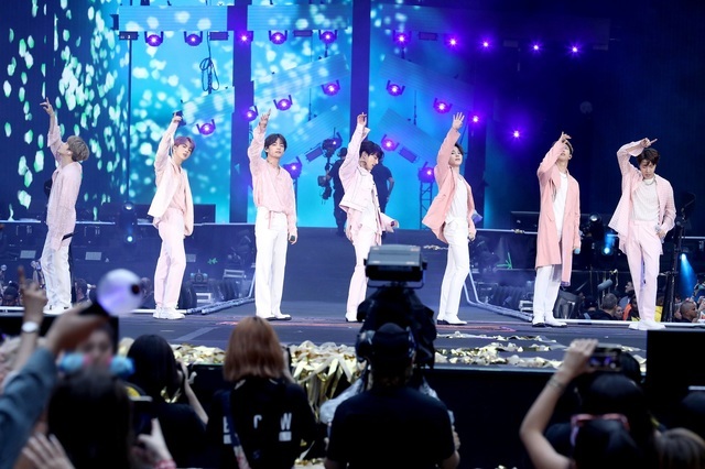 방탄소년단이 한국 가수 최초로 1일(현지시간) 웸블리 스타디움에서 공연하고 있다(출처: 빅히트엔터테인먼트)