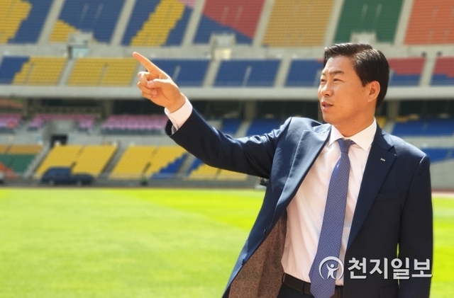 지난달 31일 정정복 부산시축구협회장이 부산아시아드축구장을 찾아 관중석을 가리키고 있다. ⓒ천지일보 2019.6.2