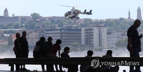 (부다페스트=연합뉴스) 허블레아니호 침몰 닷새째인 2일(현시지간) 헝가리 부다페스트 다뉴브강 머르기트 다리 인근에서 헝가리 경찰 헬리콥터가 수색작업을 하고 있다. 