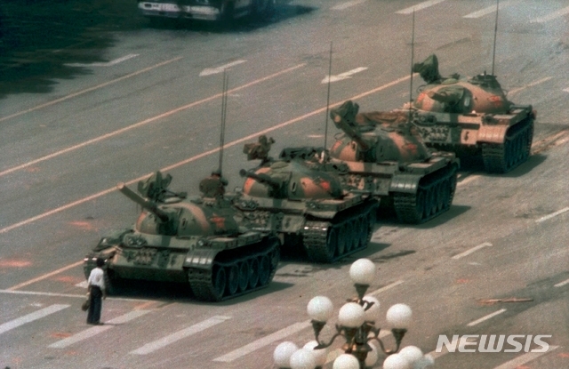 AP통신 사진기자 제프 와이드너가 찍은 사진으로, 지난 1989년 6월5일 중국 베이징(北京) 중심가 창안제(長安街)에서 한 남성이 맨몸으로 중국군 탱크들을 막아섰던 모습. 탱크맨이라는 별명이 생긴 이 남성은 '톈안먼 사태', 총칼을 향한 외로운 저항의 상징으로 전 세계적으로 널리 알려졌지만 정작 중국에서는 잘 알려져 있지 않다. (출처: 뉴시스)