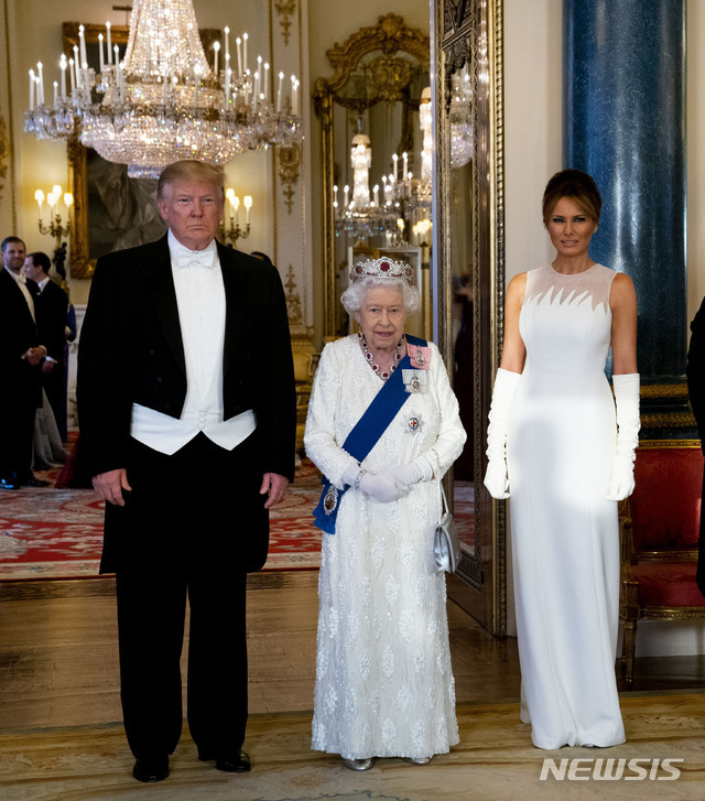 버킹엄 궁의 트럼프 부부【런던=AP/뉴시스】도널드 트럼프 미국 대통령과 퍼스트레이디 멜라니아 여사가 3일(현지시간) 영국 런던 버킹엄 궁에서 국빈만찬을 시작하기 전 여왕 엘리자베스 2세와 기념촬영을 하고 있다.