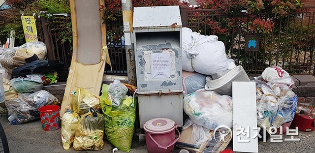 불법 설치된 헌옷수거함 주변의 오염된 모습. (제공: 진주시) ⓒ천지일보 2019.6.4
