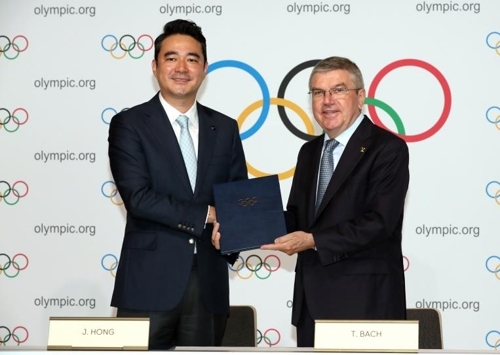 토마스 바흐 IOC 위원장(오른쪽)과 홍정도 중앙일보 JTBC 대표이사 사장. (제공: JTBC)