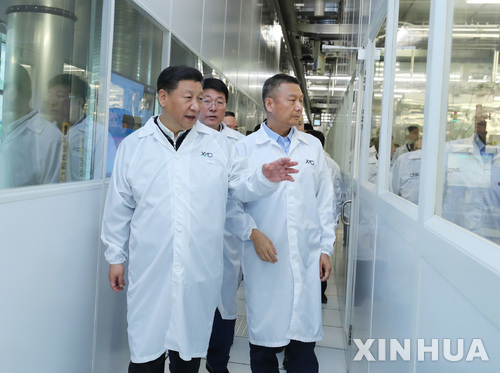 시진핑 주석이 작년 4월 26일 허베이성 우한에 위치한 우한신신반도체(XMC) 제조 공장을 시찰하는 모습. (출처: 뉴시스)