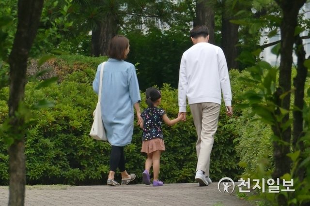 6일 수원 현충탑 주변 숲길을 가족이 평화롭게 걸어가고 있다.ⓒ천지일보 2019.6.6
