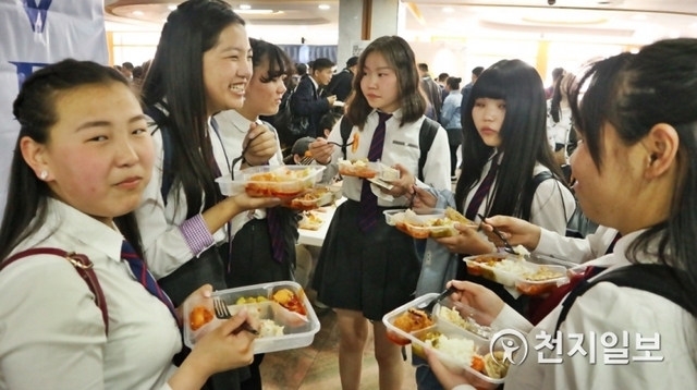 농림축산식품부와 한국농수산식품유통공사가 지난 5월 31일 몽골 울란바토르에서 올해로 2회째 맞이하는 ‘한국문화가 있는 날’ 행사에서 현지인들을 대상으로 K-FOOD(한국음식) 시식행사를 개최한 가운데 몽골 후레대학 학생들이 K-FOOD를 체험하고 있다. (제공: 한국농수산식품유통공사) ⓒ천지일보 2019.6.7
