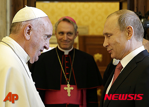 교황 프란치스코가 10일(현지시간) 바티칸에서 개인 알현 마지막에 블라디미르 푸틴 러시아 대통령과 인사하고 있다. (출처: 뉴시스)