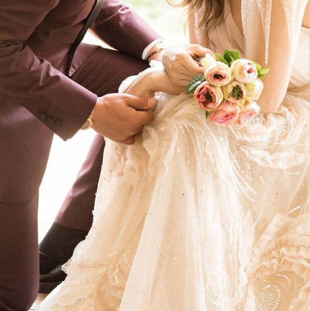 구지성 결혼식. 구지성이 결혼식 전에 자신의 SNS에 올린 웨딩촬영 사진. 구지성과 결혼식을 할 예비신랑이 다정하게 손을 잡고 있다. (출처: 구지성 인스타그램)
