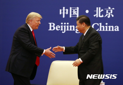 도널드 트럼프 미국 대통령과 시진핑 중국 국가주석이 9일 베이징 인민대회당에서 열린 미중 기업들 간의 협약식에 참석해 악수하고 있다. (출처: 뉴시스)