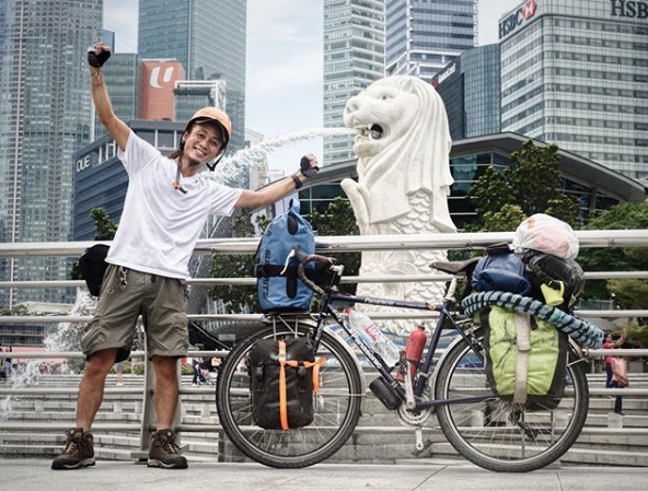 자전거 모험가 데보리 요시카즈씨가 10년간 세계를 돌고 돌아왔다고 도쿄신문이 9일 전했다. 사진은 2017년 4월 104번째 나라인 싱가포르에 도착한 데보리씨. (출처: 데보리 요시카즈 인스타그램)