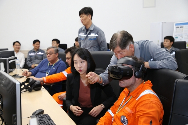 대우조선해양 관계자가 LNG운반선 선원에게 VR 선원교육시스템을 설명하고 있다. (제공: 대우조선해양)