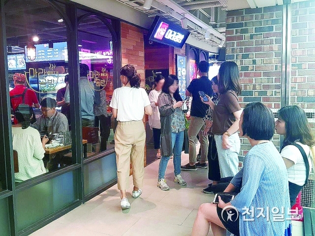 11일 점심 서울역 인근에 위치한 ‘마라공방’을 찾은 사람들이 길게 줄을 서서 기다리고 있다. ⓒ천지일보 2019.6.11