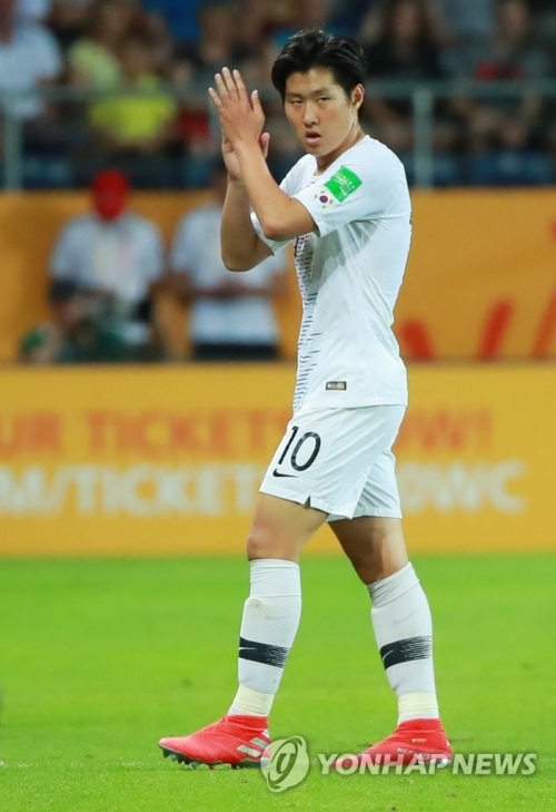 11일 오후(현지시간) 폴란드 루블린 경기장에서 열린 2019 국제축구연맹(FIFA) 20세 이하(U-20) 월드컵 4강전 한국과 에콰도르의 경기.후반 이강인이 교체돼 그라운드를 떠나며 박수를 치고 있다. (출처: 연합뉴스)