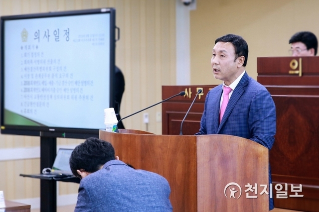 장기승 아산시의원이 12일 제213회 제1차 정례회에서 대전고등법원에서 당선무효형에 해당하는 벌금 150만원을 선고받은 것과 관련해 신상발언을 하고 있다. (제공: 아산시의회) ⓒ천지일보 2019.6.12